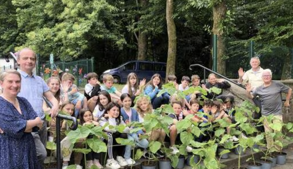 Philippe Péron vend des photos pour planter des arbres avec les CM2 de Kerbertrand